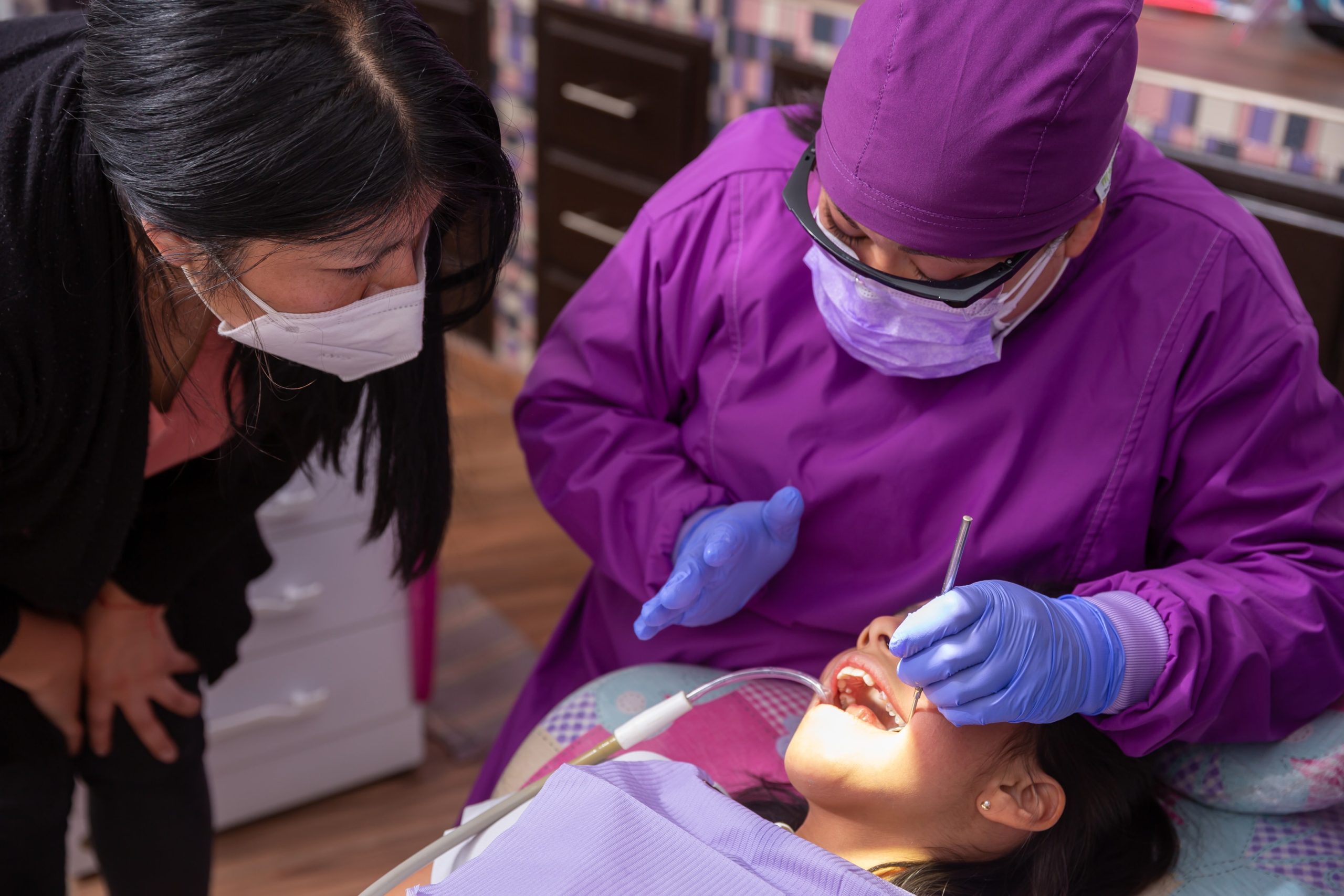 A female orthodontist updating a patient's parent on a procedure in calgary ab