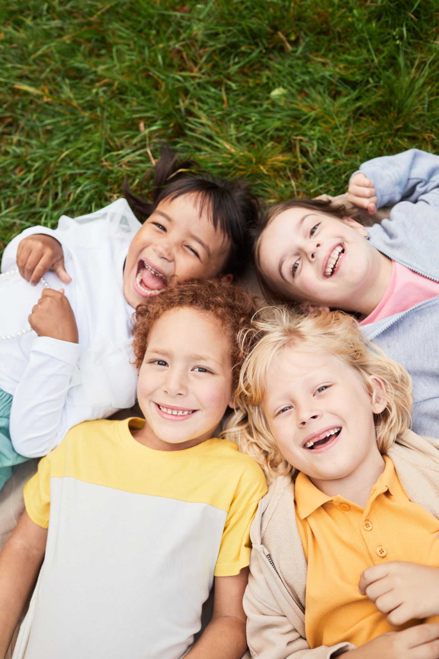 Group of kids smiling afte rgetting orthodontic treatment early on