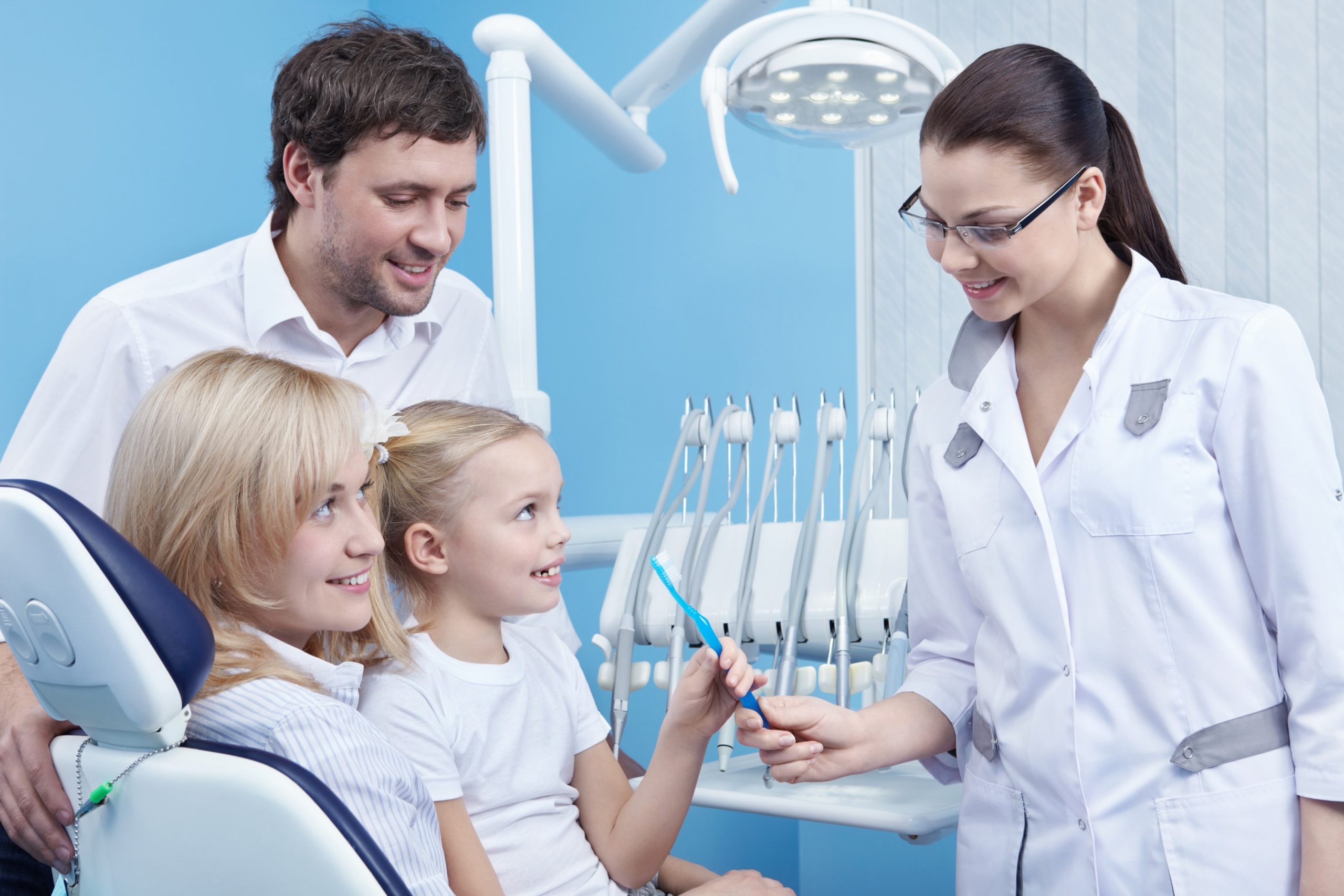 A family and an orthodontist talking about orthodontics treatments 